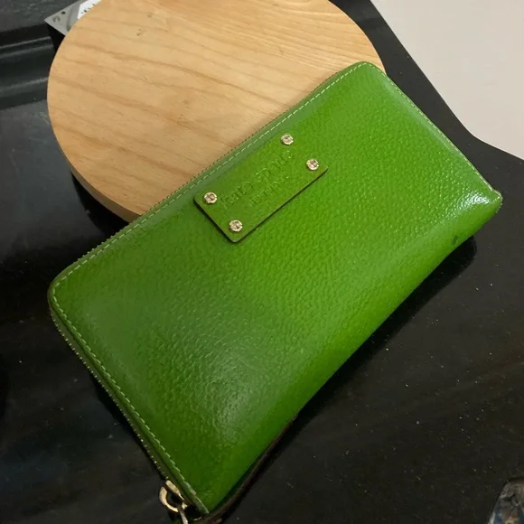 Kate Spade green leather  zip around wallet - Picture 3 of 7